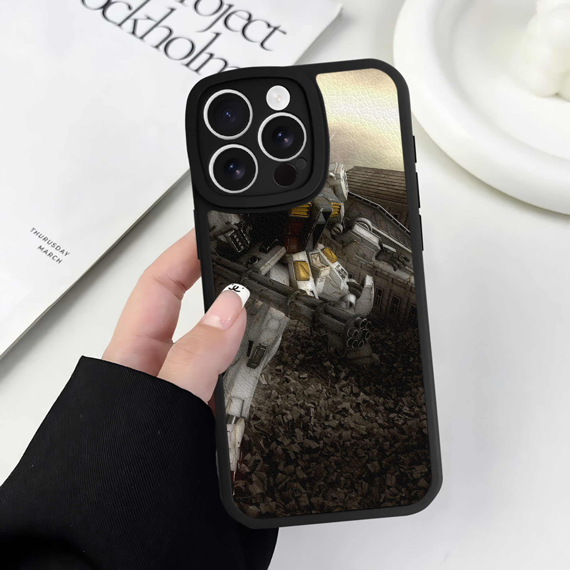 （画像用） 機動戦士ガンダム Mobile Suit Gundam 【iPhone 16シリーズ対応】シリコンスマホケース（レザー調） 材質：シリコン
